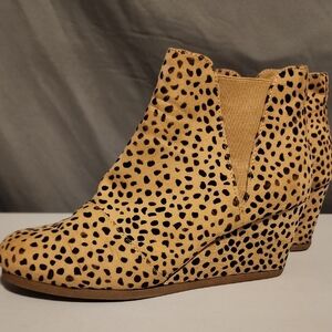 Tan and Black Ankle Boots with V-Shaped Elastic